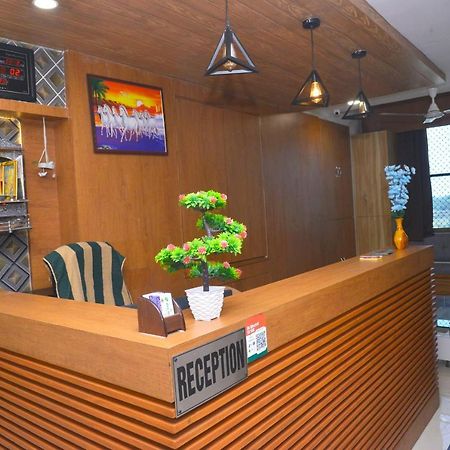 גנדהינאגר Hotel Asopalav מראה חיצוני תמונה