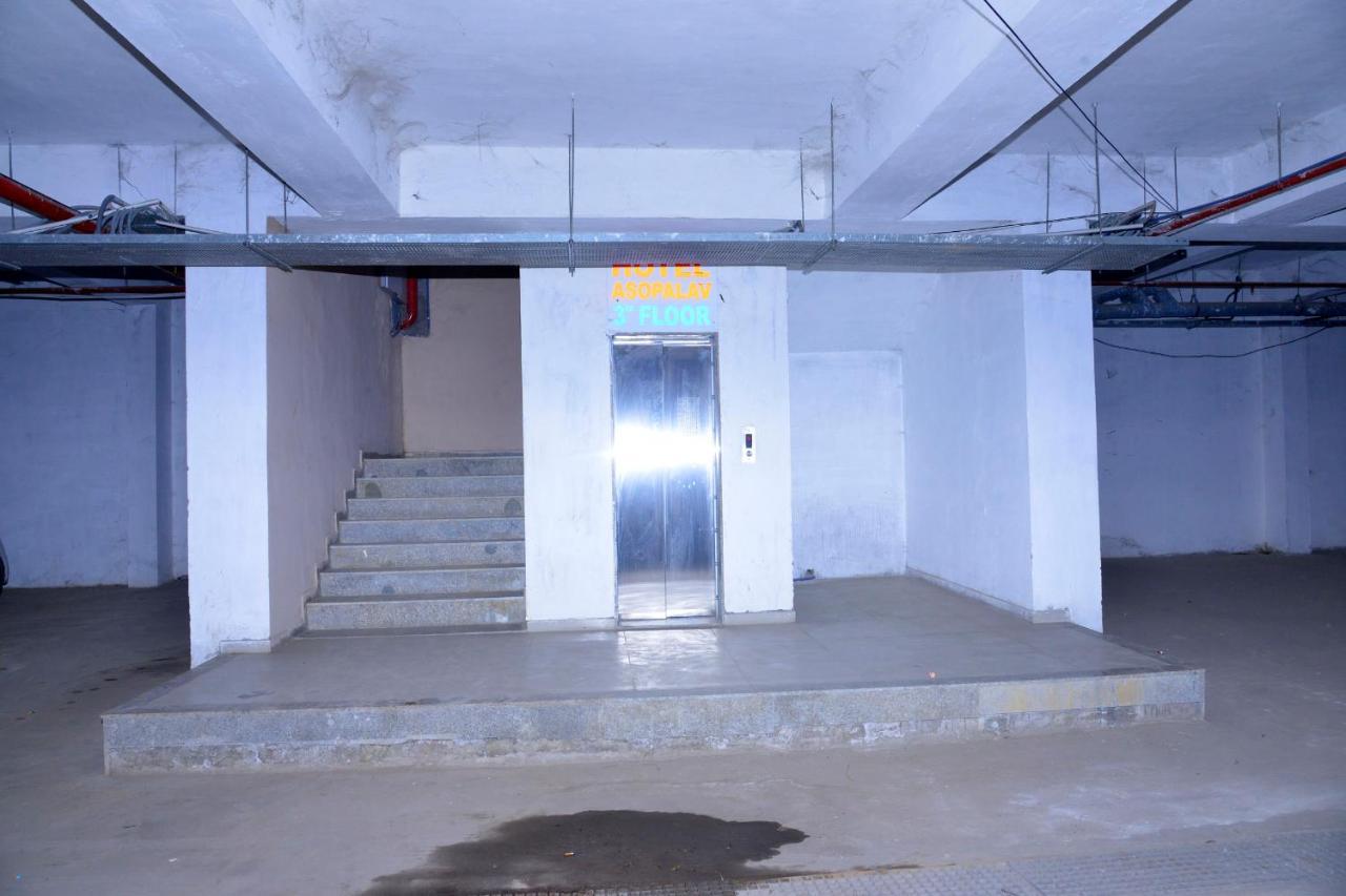 גנדהינאגר Hotel Asopalav מראה חיצוני תמונה