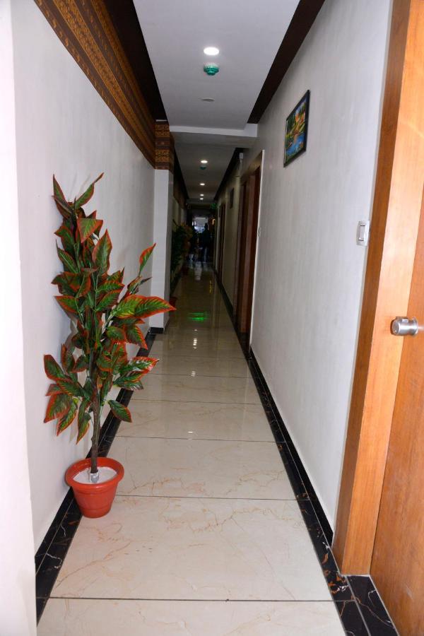 גנדהינאגר Hotel Asopalav מראה חיצוני תמונה
