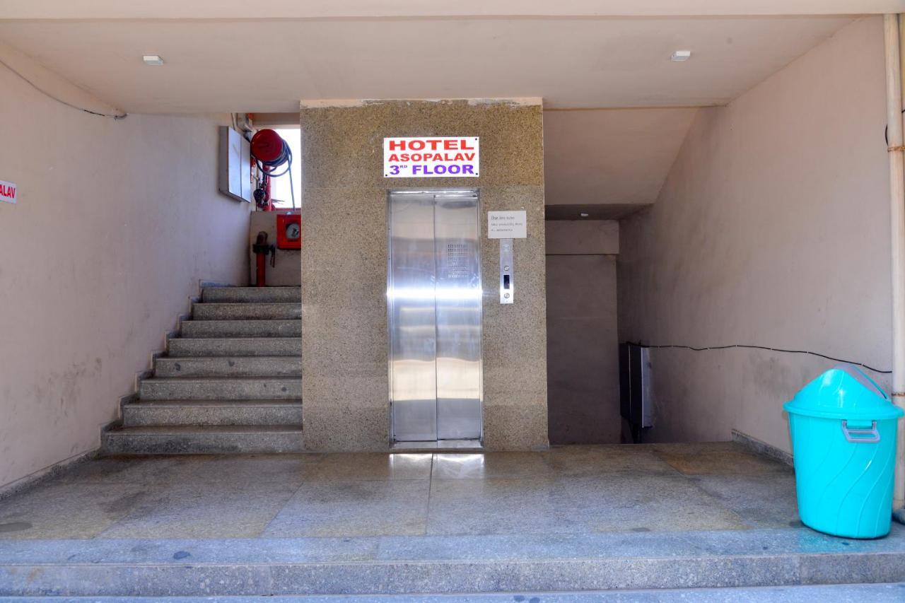 גנדהינאגר Hotel Asopalav מראה חיצוני תמונה