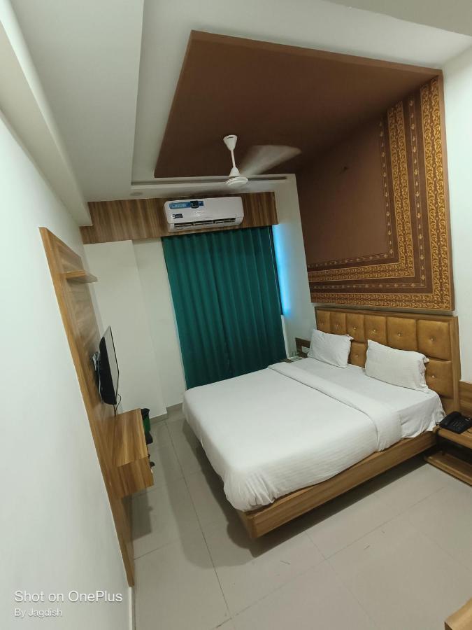 גנדהינאגר Hotel Asopalav מראה חיצוני תמונה