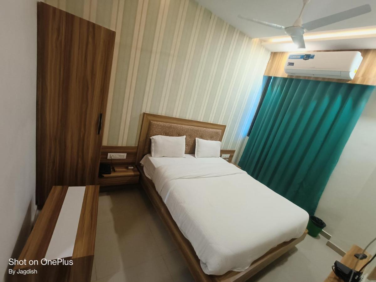 גנדהינאגר Hotel Asopalav מראה חיצוני תמונה