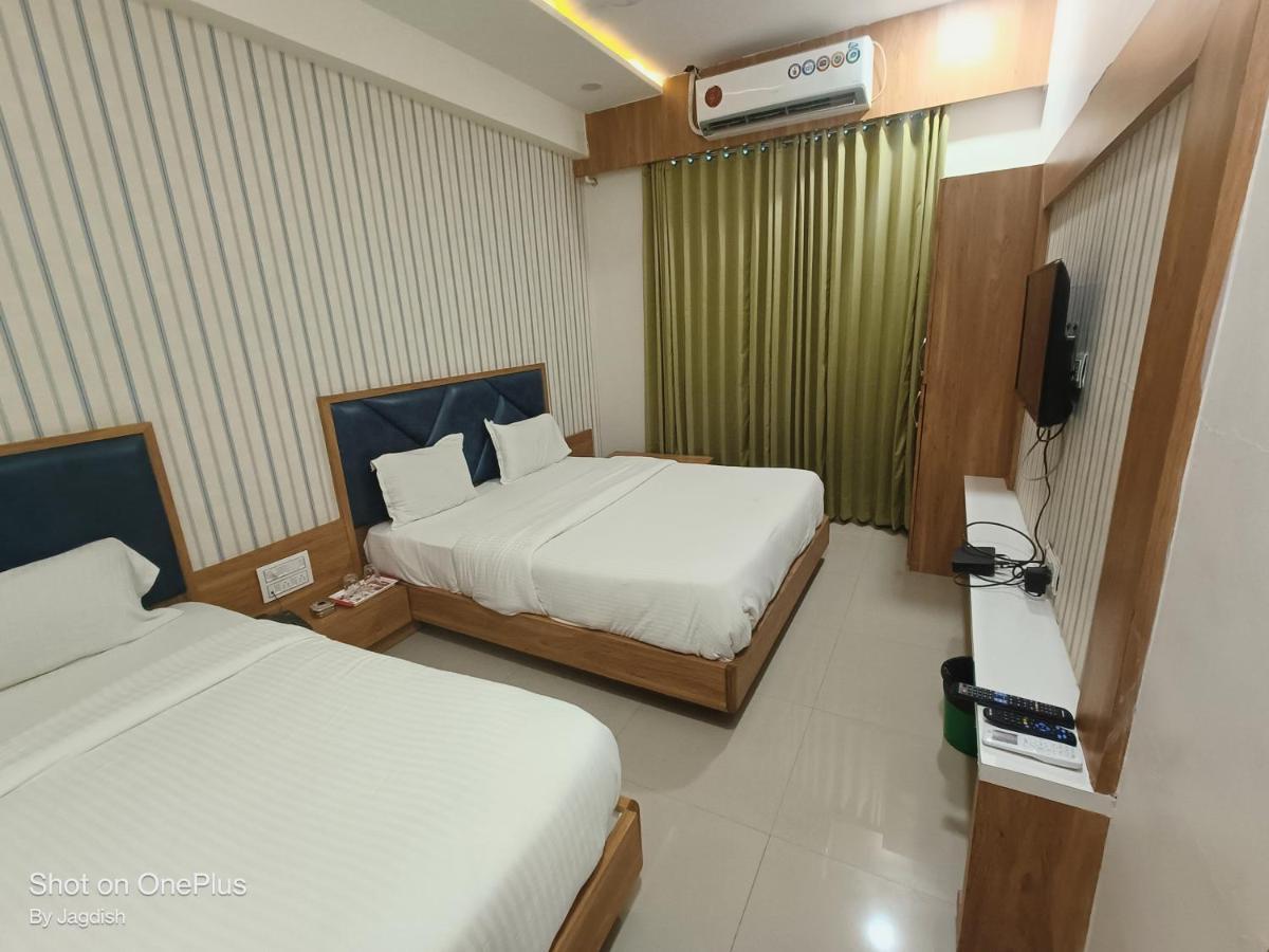 גנדהינאגר Hotel Asopalav מראה חיצוני תמונה