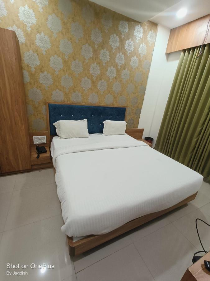 גנדהינאגר Hotel Asopalav מראה חיצוני תמונה